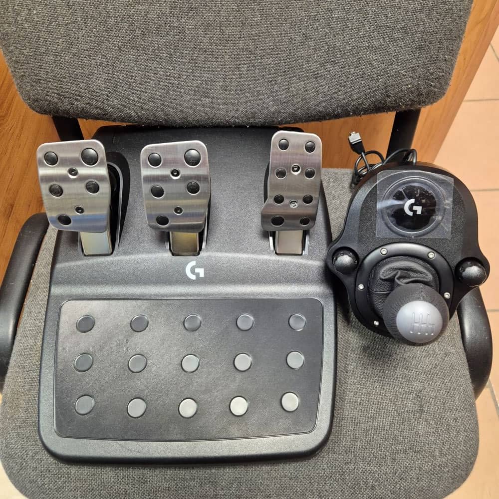 Logitech G923 SE Racing Wheel and Shifter Combo 2