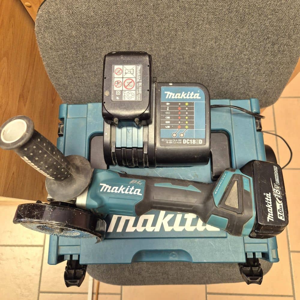 Aku uhlova bruska Makita DGA504